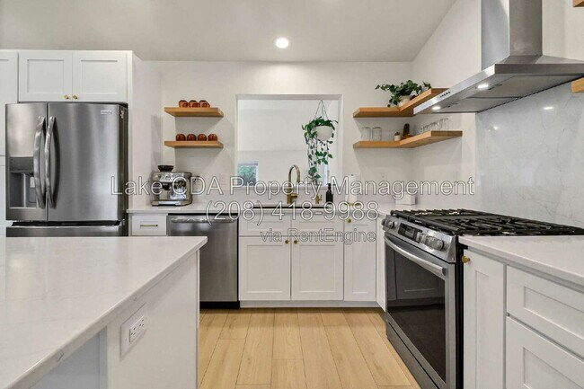 Building Photo - 2082 E Greenleaf Ln