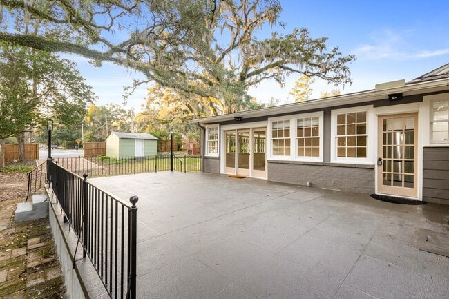 Building Photo - 2014 Golf Terrace Dr