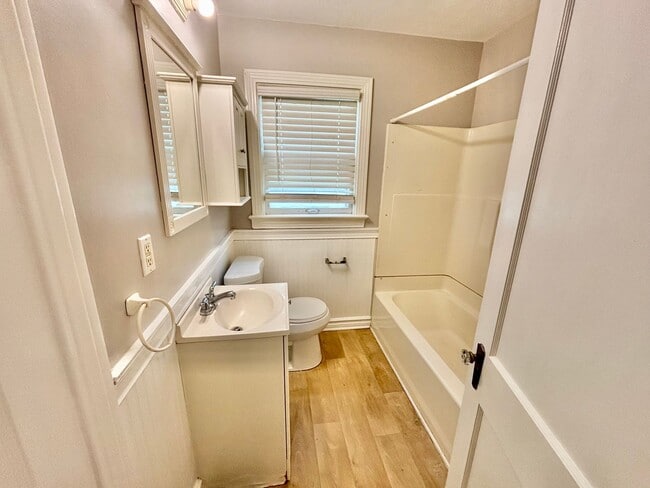 Building Photo - 3b /1 ba House on Berry Blvd - Fenced, Basement, Pets OKAY!