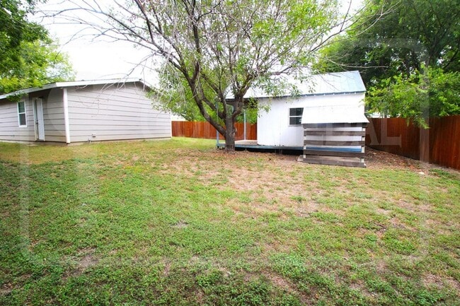 Building Photo - 205 E Vardeman Ave