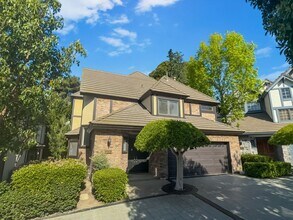 Building Photo - Stunning 4B/3BA House in Gated Community in Carlsbad!