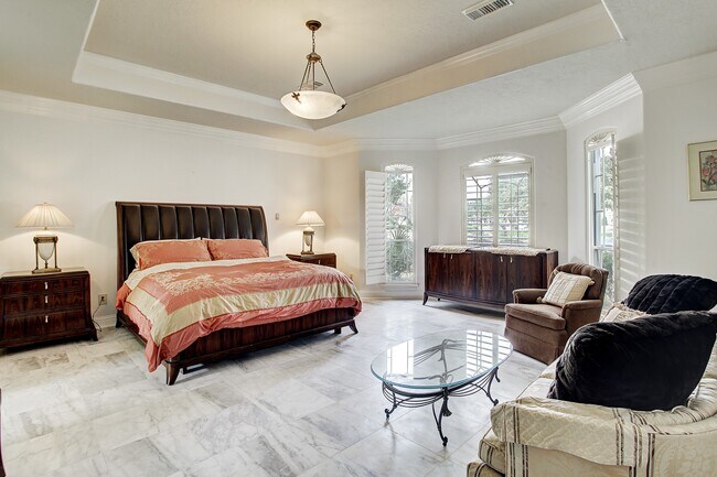 Building Photo - 13703 Lakeshore Way Cove