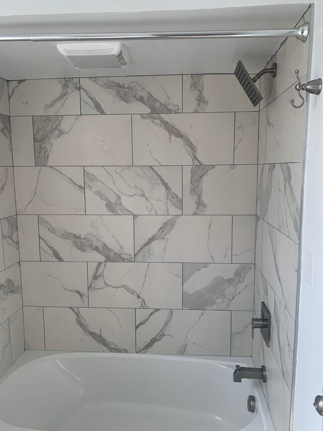 Building Photo - Luxury Rental - South Side Flats