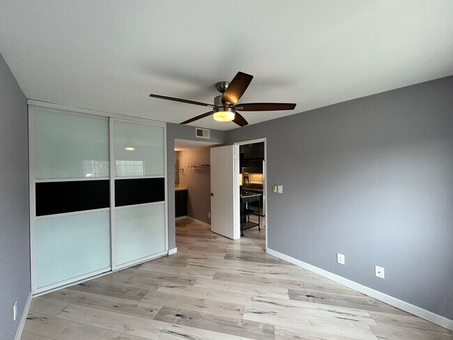 Building Photo - Beautiful 2BD/2BA W/ Reserved Parking and In-Unit Laundry in North Park!