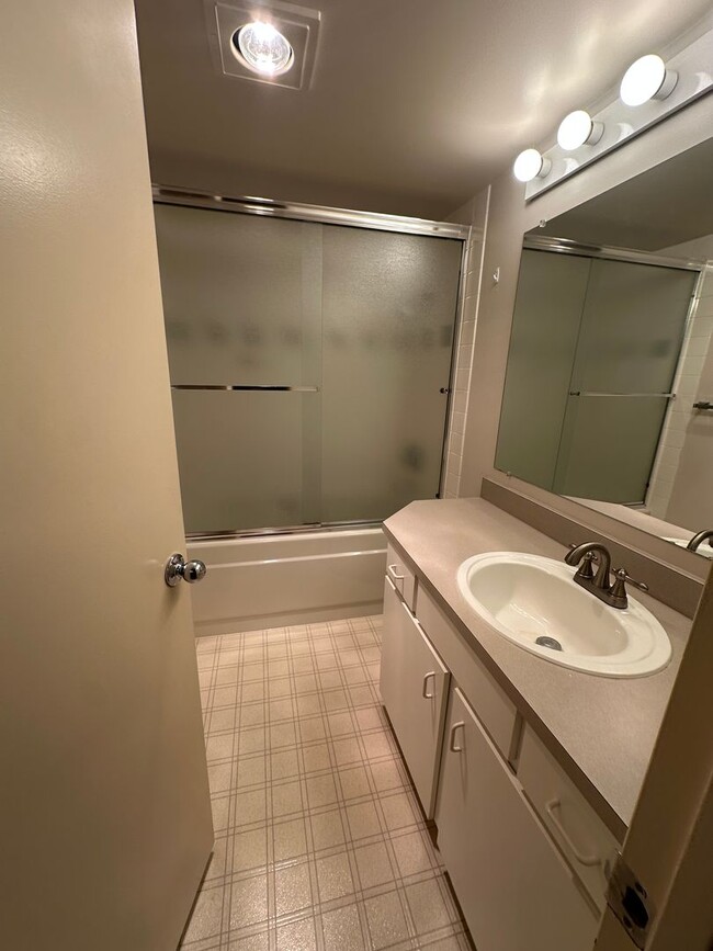 Building Photo - 2 Bedroom Quintet Condo off West Burnside ...
