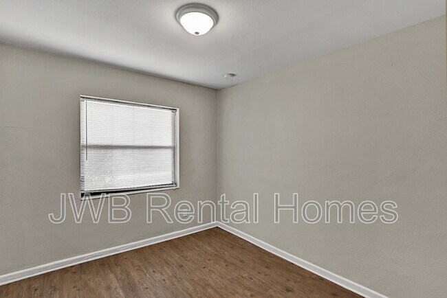 Building Photo - 31 E 45th St