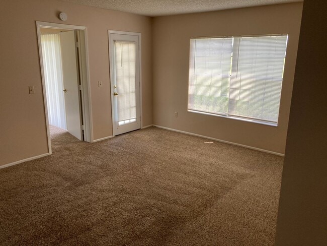 Building Photo - Downstairs 2/2 Country Club Village Condo ...
