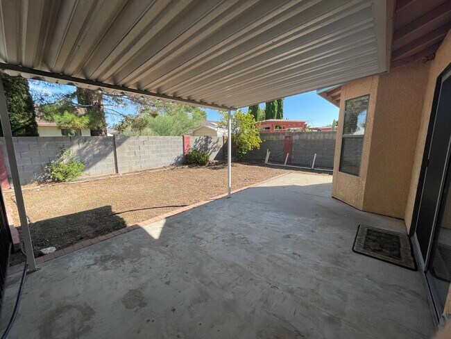 Building Photo - Swimming pool