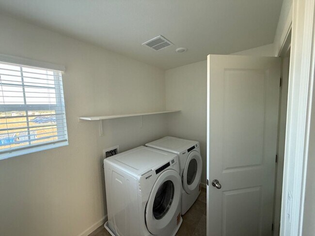 Building Photo - Beautiful 2 Story Home Ready To Be Home!