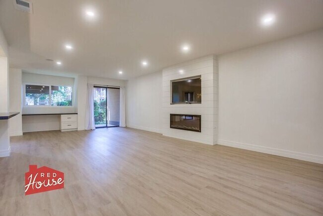 Building Photo - 4009 Canario St