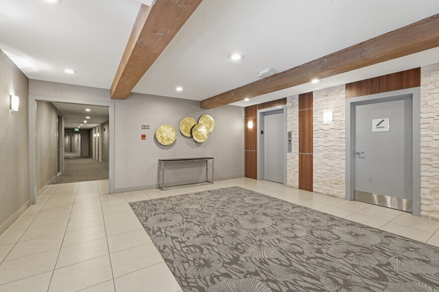 Building Photo - 836 S Bundy Dr