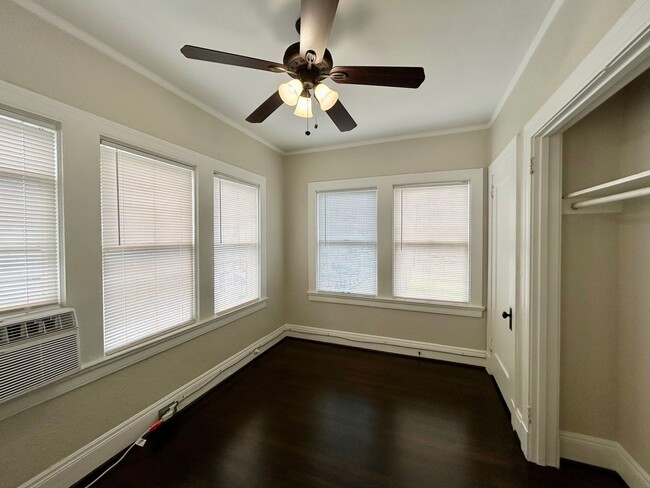 Building Photo - Adorable Upstairs 1/1 w/ Hardwoods in Small 16 Unit 1920's Complex