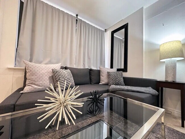 Building Photo - 7401 N Scottsdale Rd