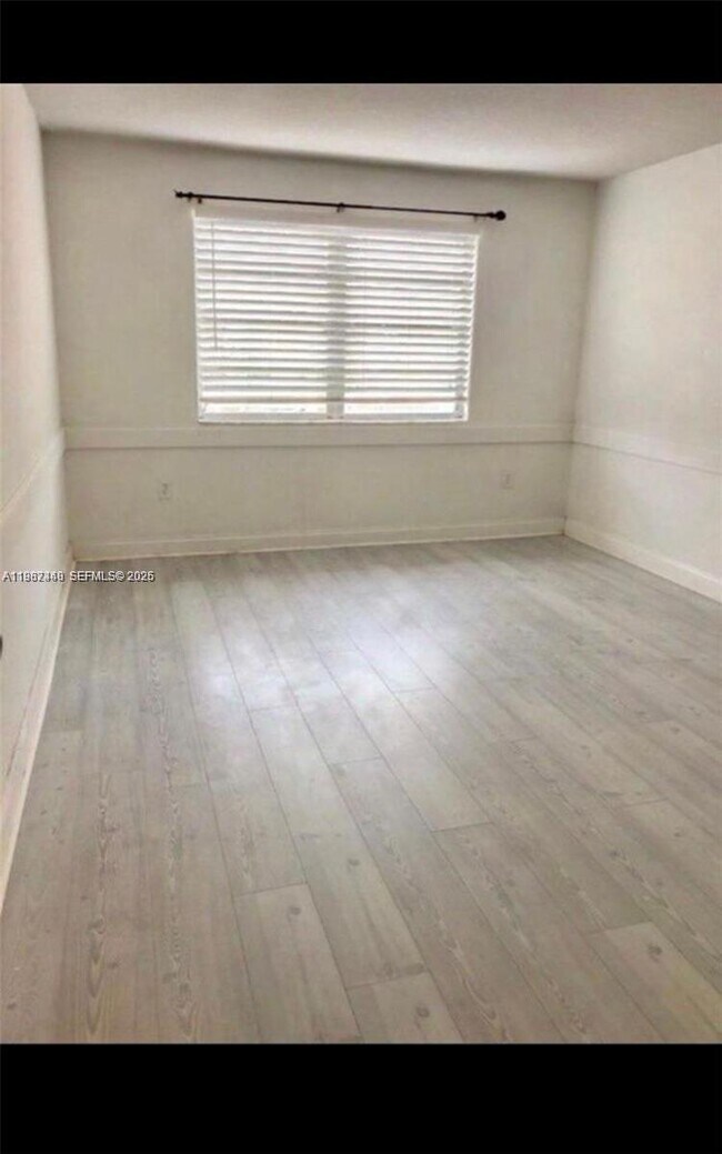 Building Photo - 1225 NE 124th St