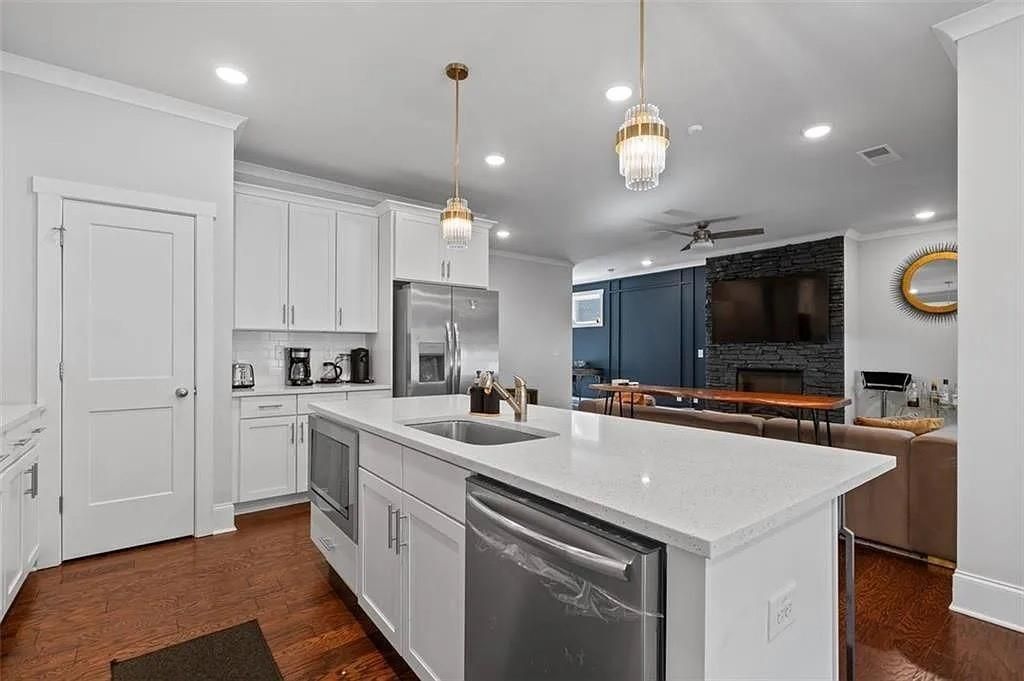 Building Photo - 813 Coleman St SW