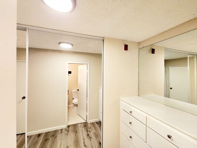 Building Photo - Large studio with private deck