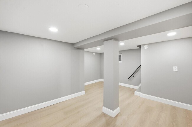Building Photo - 139 W 51st St