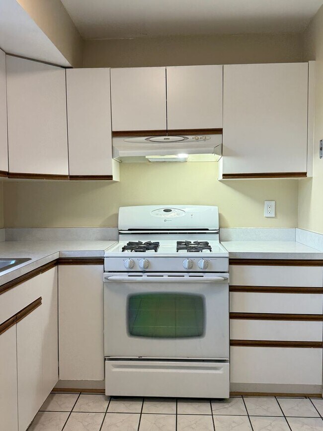 Building Photo - Third-Floor 2BR/1.5BA Condo Near I-695