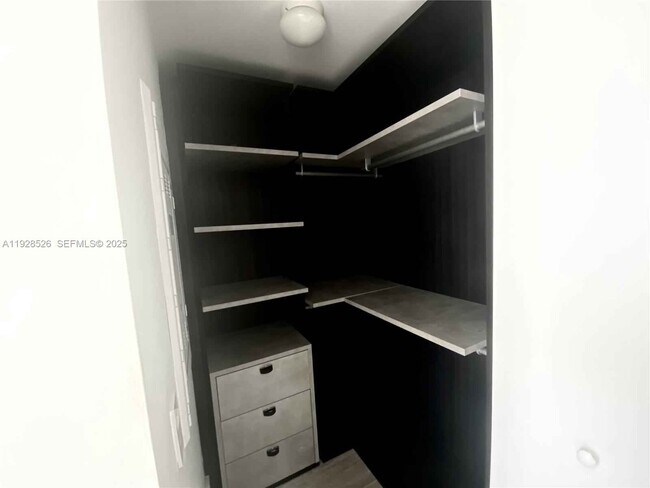 Building Photo - 121 NE 34th St