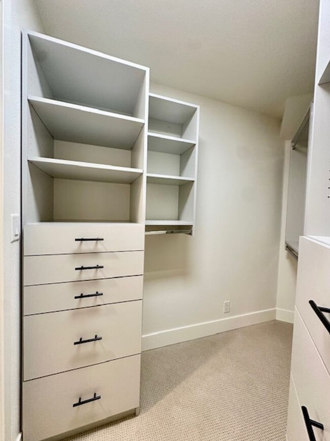 Building Photo - Riverfront Gated 2 Bedroom Luxury Condo!!