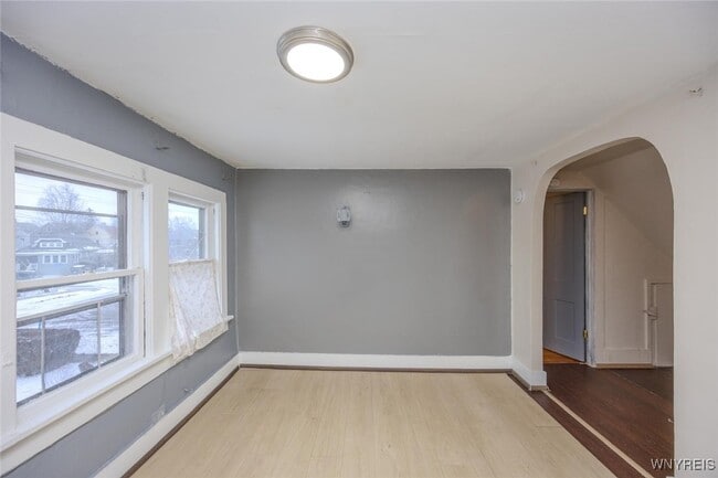 Building Photo - 68 Sirret St