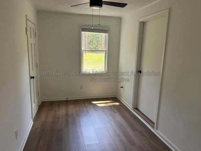 Building Photo - 216 Hillandale Dr