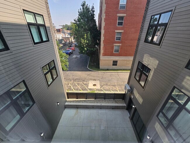 Building Photo - 2807 S Halsted St