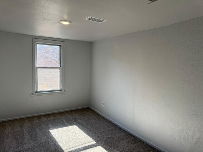 Building Photo - 15018 Pinehurst St