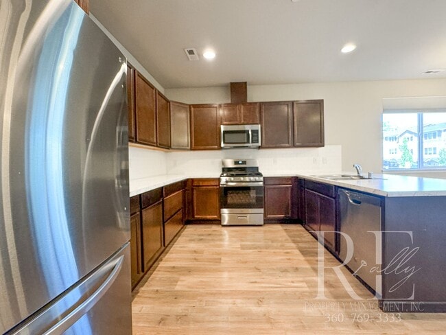 Building Photo - Modern End-Unit Townhome with Private Fenced Yard, Gourmet Kitchen & Spacious Layout