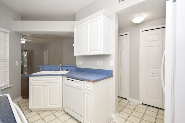 Building Photo - Charming 2BR/2BA End-Unit Condo in Monticello