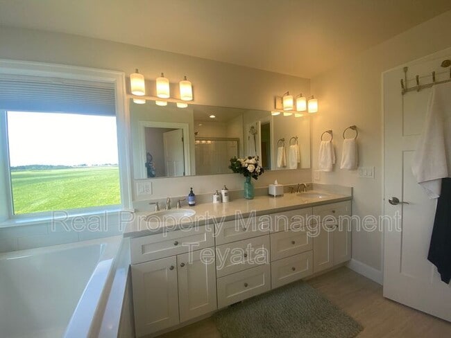 Building Photo - 810 Sisters Ct