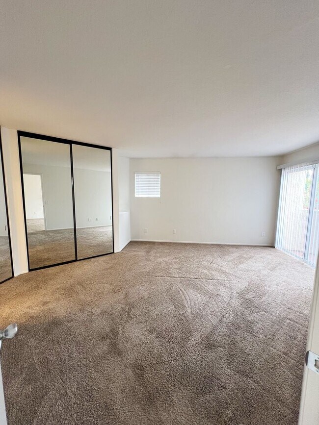 Building Photo - 2 Bed/2 Bath Third Level Condo at City Scene!