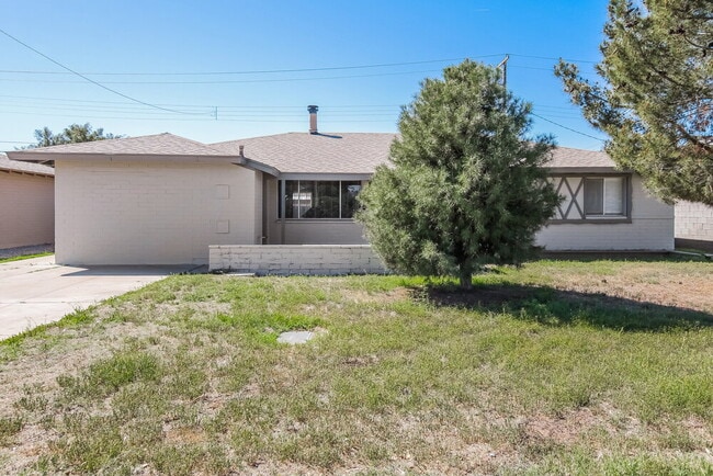 Building Photo - 8037 E Oak St