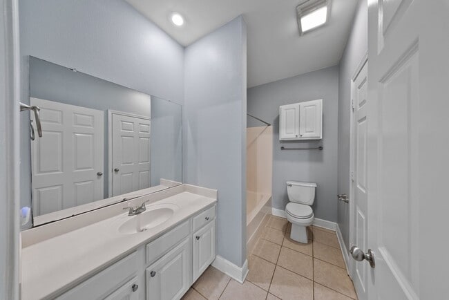 Building Photo - 2 Bedroom Condo in a Gated Community Near LSU