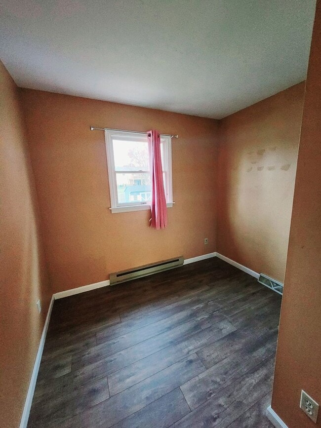 Building Photo - 3 Bedroom 1.5 Bath Available in Elizabethtown!