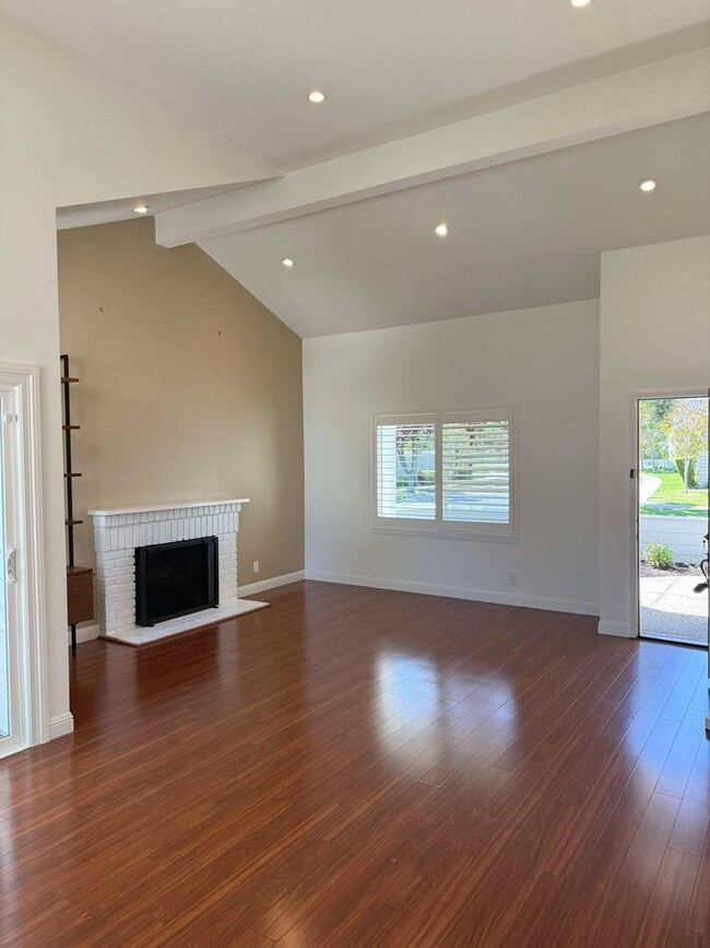 Building Photo - Stylish Redwood Shores Home with Vaulted C...