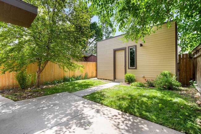 Building Photo - LUX 4BD, 5BA SloHi Home with Finished Base...