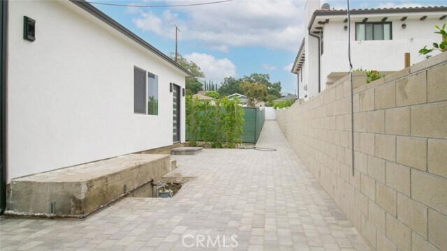 Building Photo - 10041 Leona St