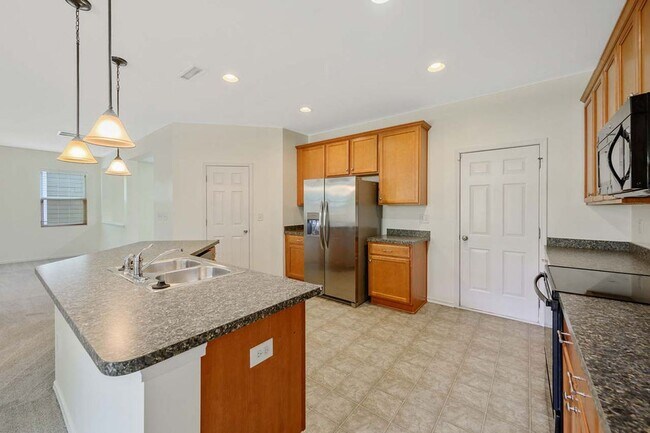 Building Photo - 3 Bedroom Open Concept with Enough Room fo...