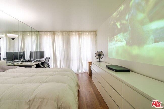 Building Photo - 800 W 1st St