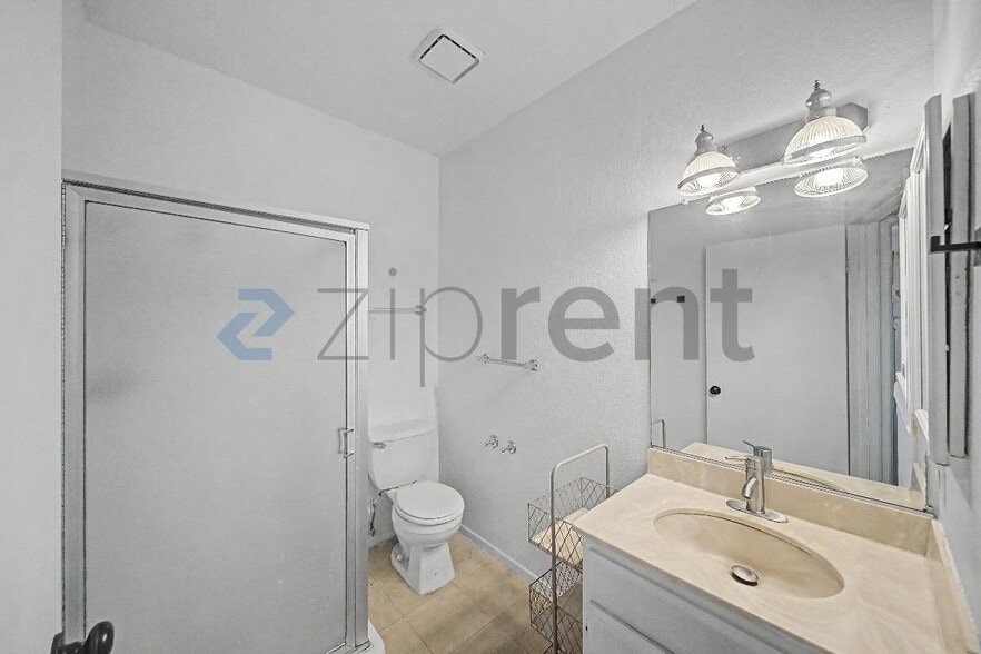 Building Photo - Unit 6