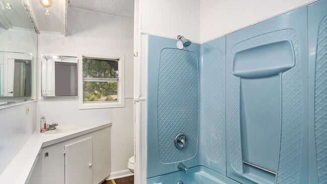 Building Photo - Beautifully Crafted 3 Bed 1 Bath Home in River Oaks!