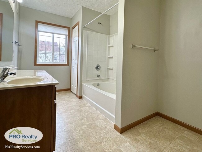 Building Photo - 2 Bedroom Updated Townhome
