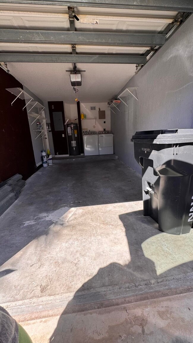 Building Photo - 6422 Park Lake Cir