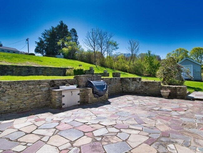 Building Photo - 149 Nanaquaket Rd