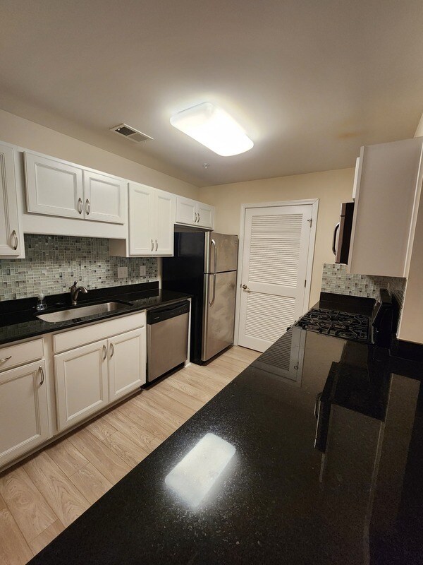 Building Photo - 807 Country Park Dr