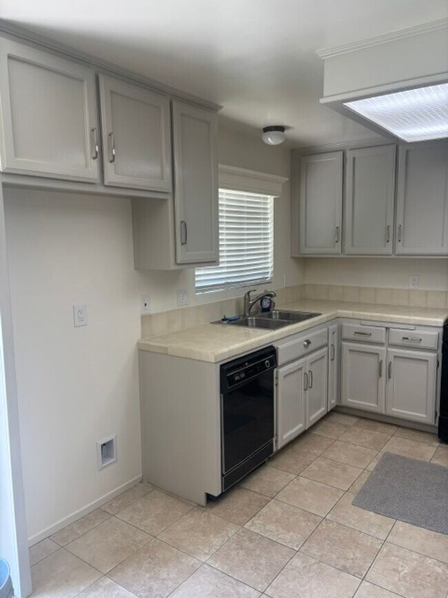 Building Photo - Clean 3 Bedroom / 2 Bathroom home near Stockdale High School, Recently Renovated!