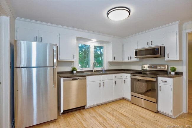 Building Photo - 3 Hilltop Rd