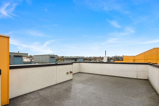 Building Photo - North Beacon Hill Townhome Living!