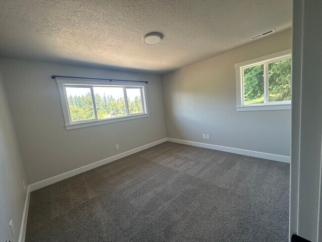 Building Photo - Beautifully Refreshed Home on Several Acre...